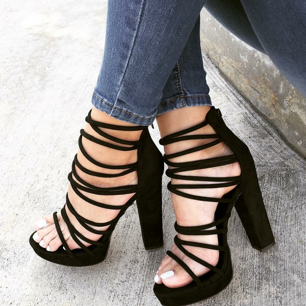 𝙇𝙖𝙨𝙩 6.5 🖤Platform Back Zippered Heel